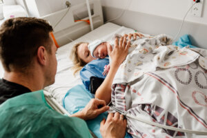 poród w szpitalu, mama i tata z noworodkiem