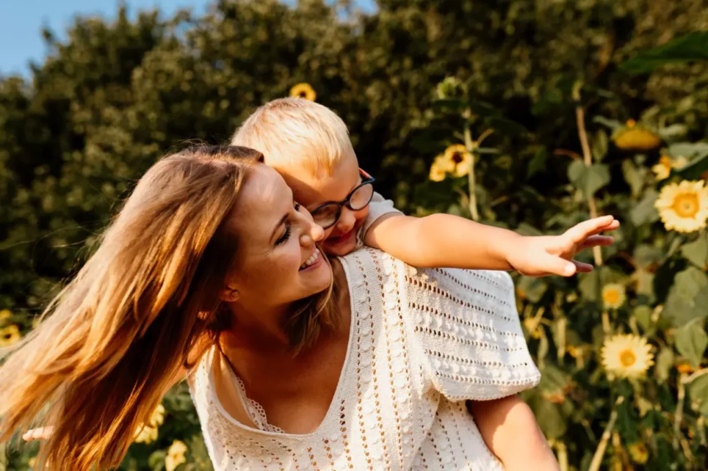 mama z synkiem na tle słoneczników