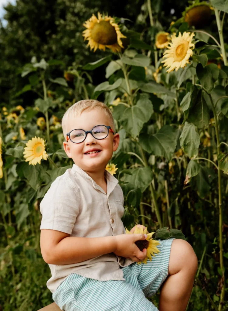 chłopiec wśród słoneczników