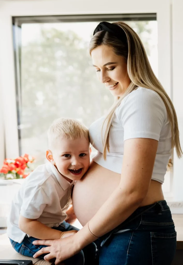 sesja rodzinna ciążowa w domu, mama z synkiem