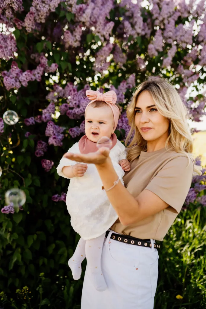 sesja rodzinna w plenerze, mama z córką na tle bzów