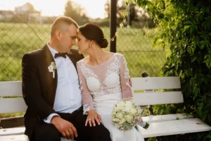 młoda para na ławce