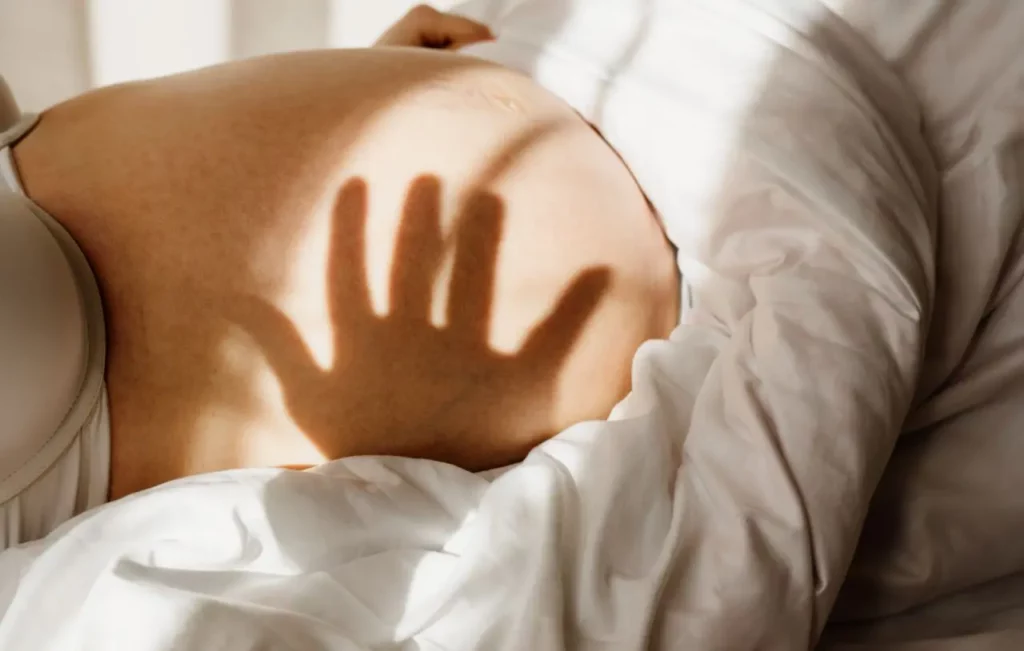 sesja ciążowa, zdjęcie ciążowego brzucha