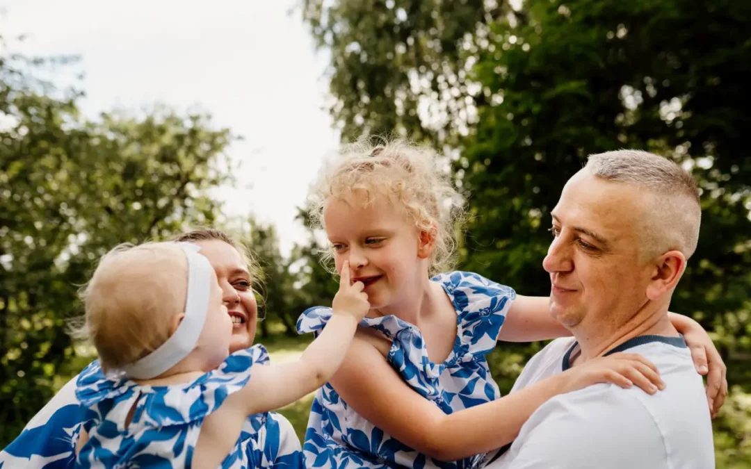 sesja rodzinna w plenerze, rodzice z dziećmi