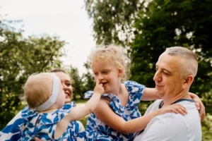 sesja rodzinna w plenerze, rodzice z dziećmi