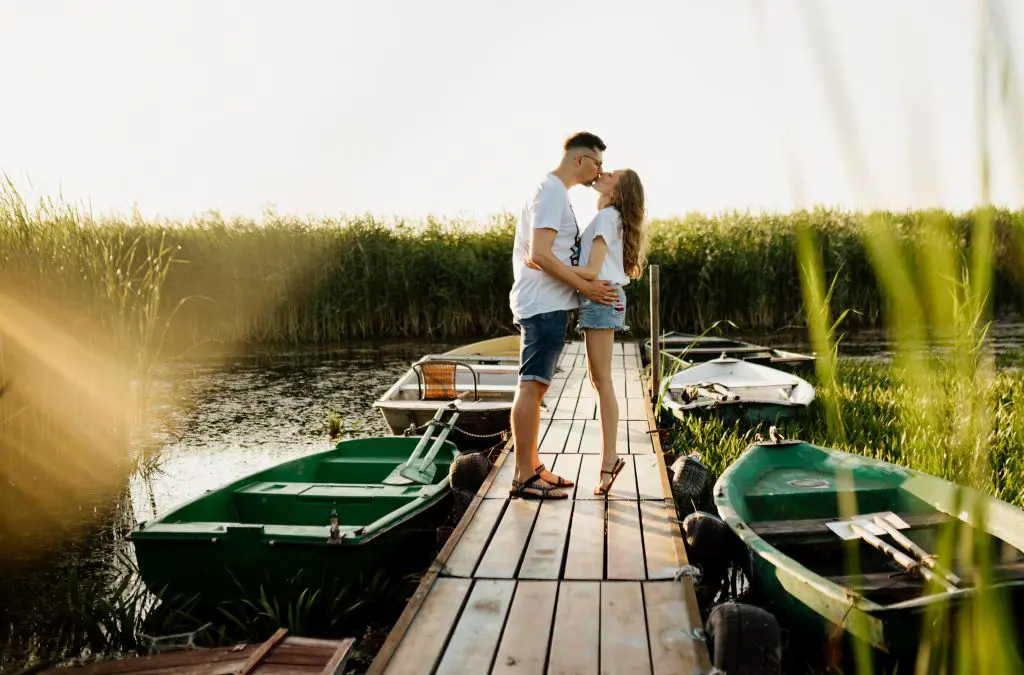 sesja zdjęciowa zakochanych, plenerowa, nad jeziorem