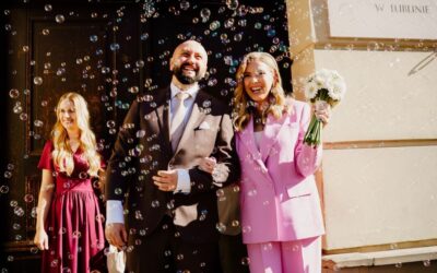 Reportaż ze ślubu cywilnego a sesja ślubna – czym to się różni i co wybrać?